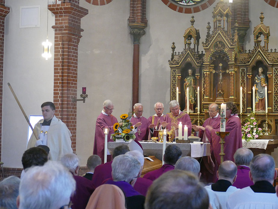 Pontifikalrequiem und Beisetzung von Weihbischof em. Johannes Kapp (Foto: Karl-Franz Thiede)